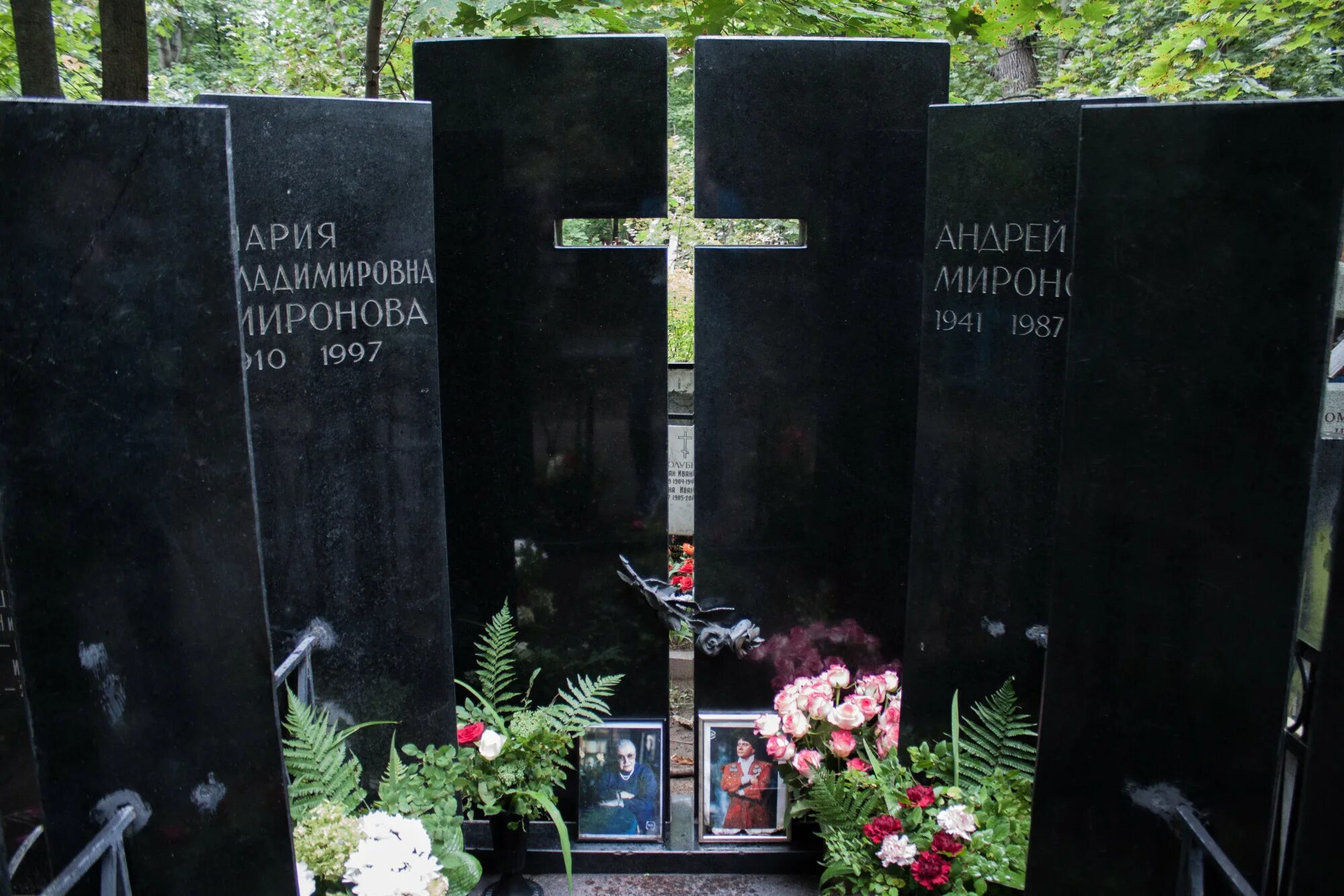 На каком кладбище похоронен миронов. Ваганьковское кладбище Миронов. Миронов памятник на Ваганьковском кладбище.