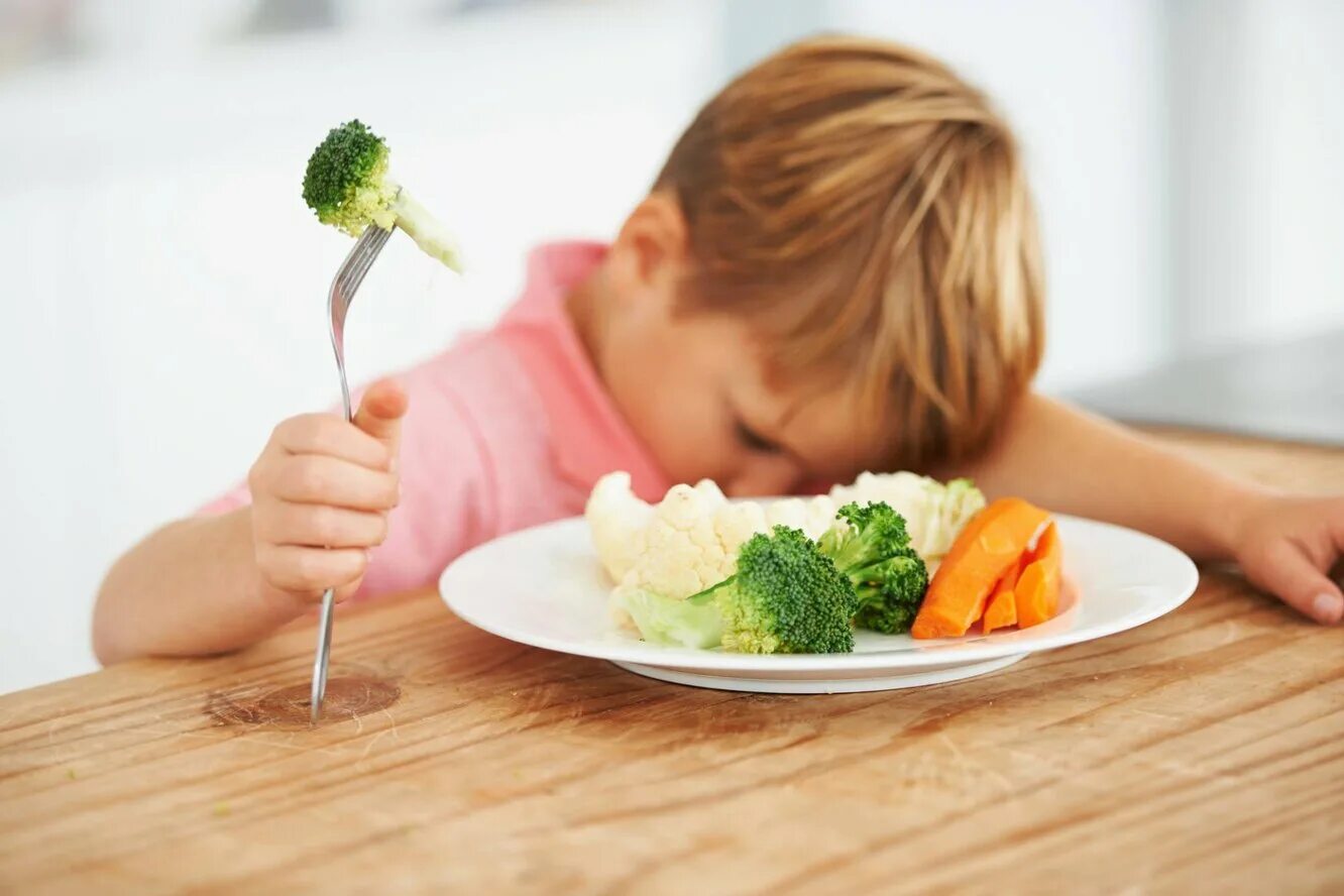 Почему дети едят ночью. Ребенок ест брокколи. Ребенок не хочет есть овощи. Невкусная полезная еда. Брокколи для детей.