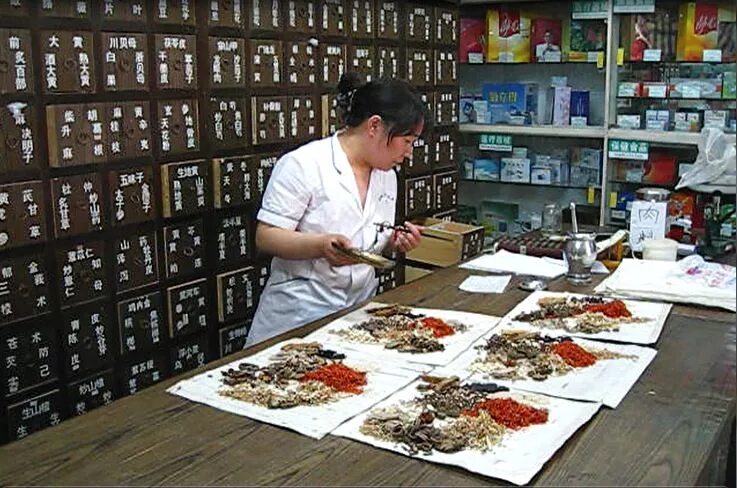 Китайские магазины здоровья. Китайские бады. Традиционные китайские лекарства. Магазин китайских лекарств в москве. Прилавок с китайской едой.