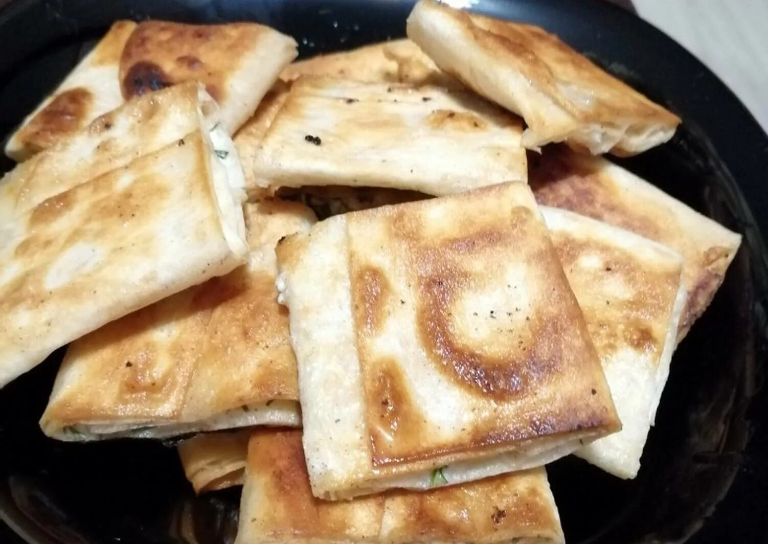 лаваш с брынзой. пирог из лаваша с брынзой. лаваш с творогом и зеленью. лаваш с зеленью. лаваш жареный с зеленью и брынзой.