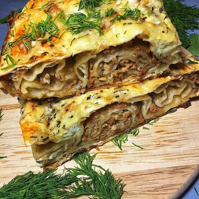 Мясной пирог из лаваша. Пирог из лаваша с фаршем. Пирог из лаваша с фаршем в духовке. Пирог из лаваша с фаршем и сыром.