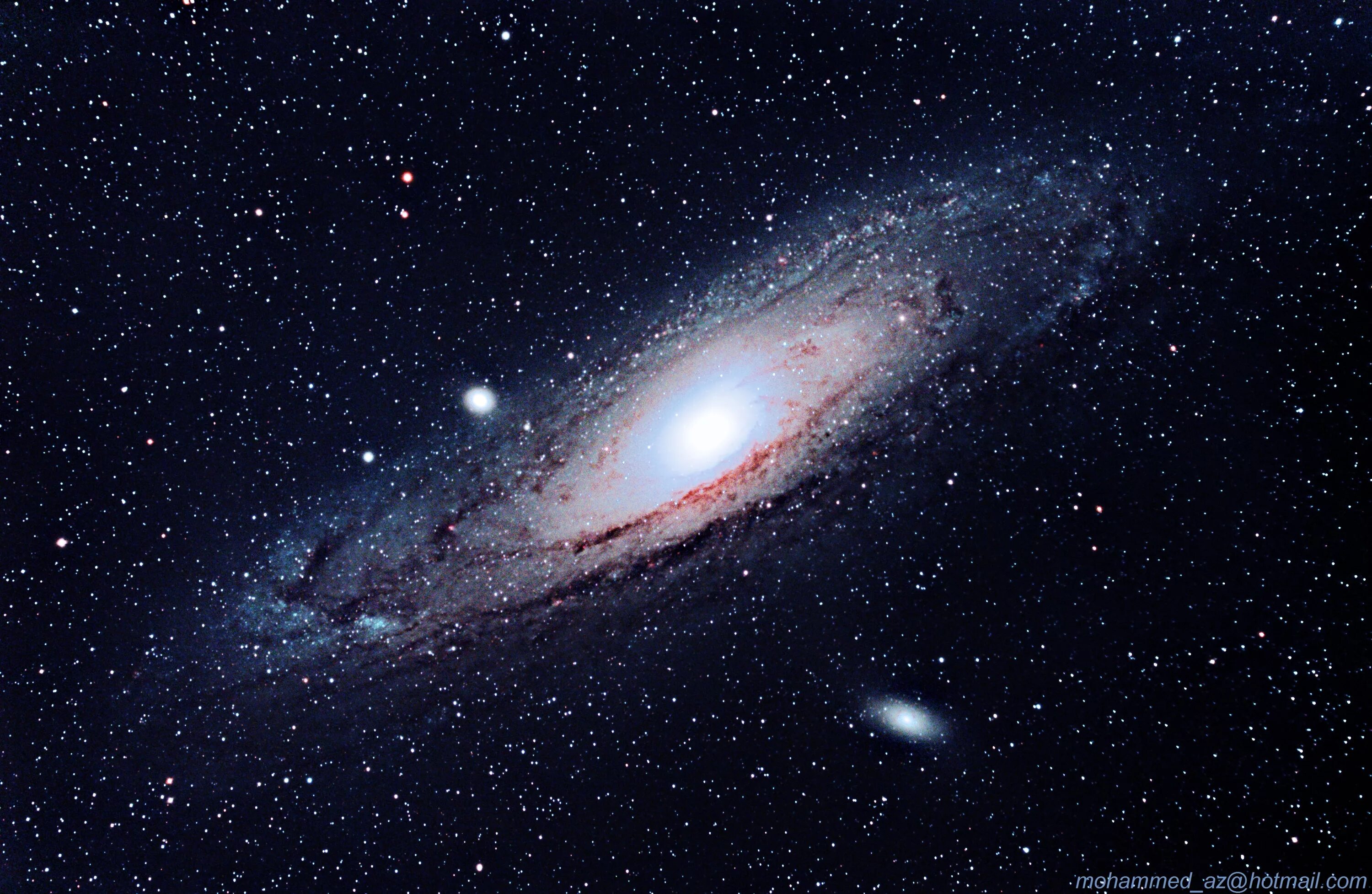 Размер самой большой галактики. Ic 1101 Галактика. Туманность Андромеды m31. Ic 1101 и Млечный путь. Линзообразная Галактика ic 1101.