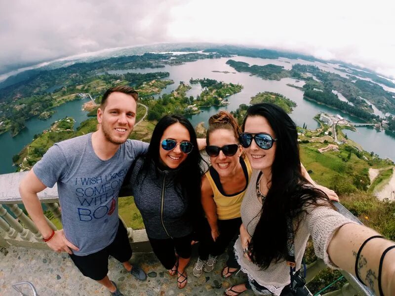 Селфи сайты. Селфи сайты. Девушка фотографирует. Селфи людей. Селфи людей.