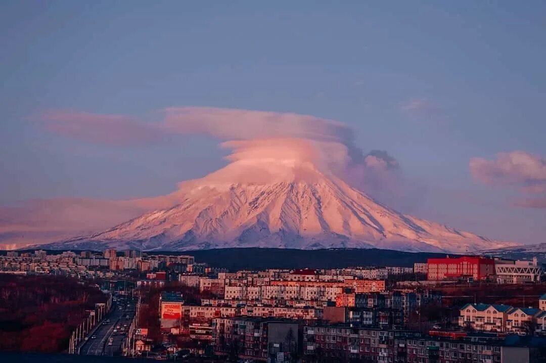 3 вулкана россии. Петропавловск-Камчатский Корякский вулкан. Петропавловск-Камчатский Корякская сопка. Вулкан Корякская сопка Камчатка. Вулкан Камчатка Петропавловск Камчатский.