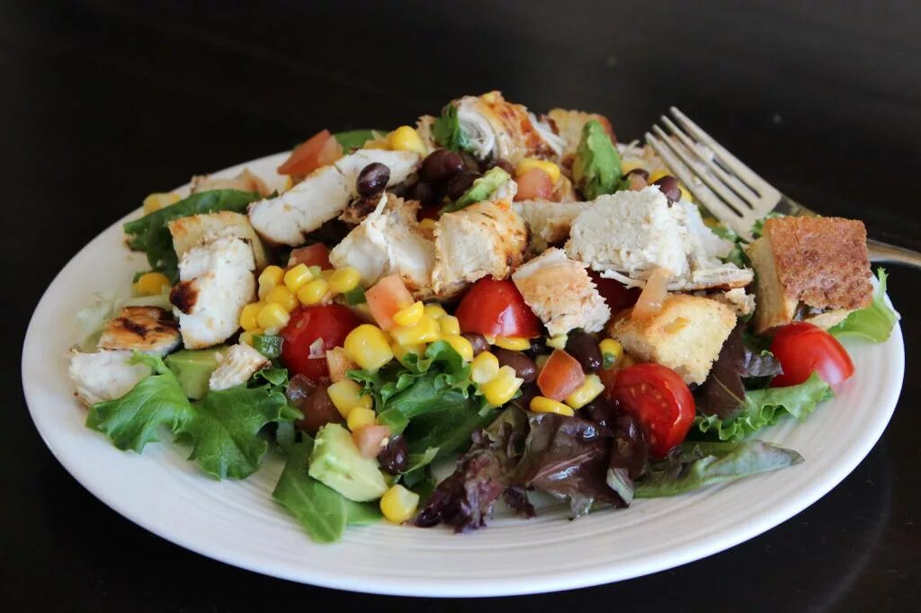 Салат с тунцом и сухариками. Салат с макаронами и тунцом и кукурузой. Салат с тунцом и кукурузой и огурцом. Салат с тунцом и кукурузой и яйцом и огурцом. Салат с тунцом консервированным и кукурузой.