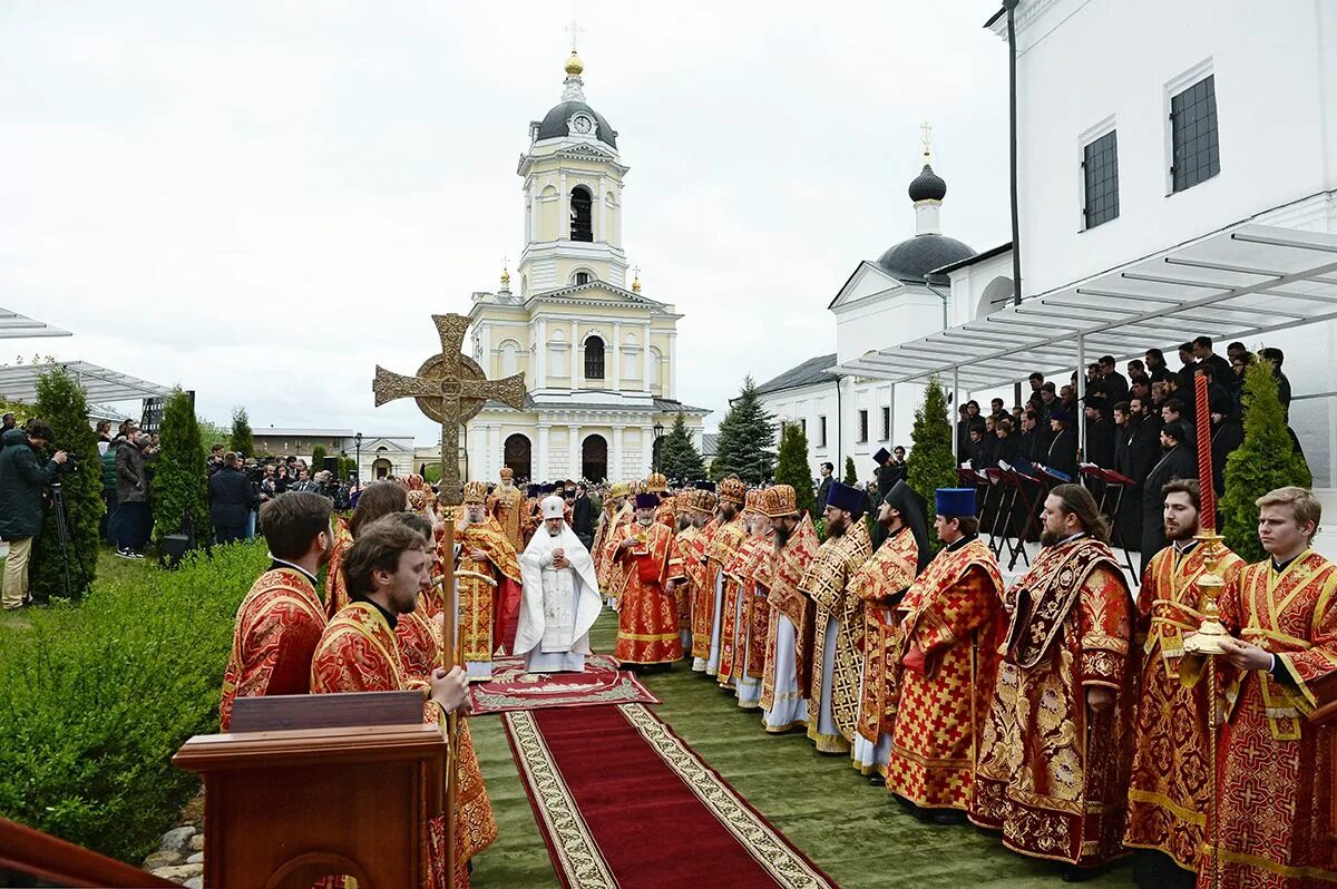 Православные российские монастыри. Высоцкий мужской монастырь в Серпухове. Серпухов монастырь Неупиваемая чаша. Высоцкий монастырь в Серпухове Покровский храм. Высоцкий мужской монастырь русской православной церкви Серпухов.