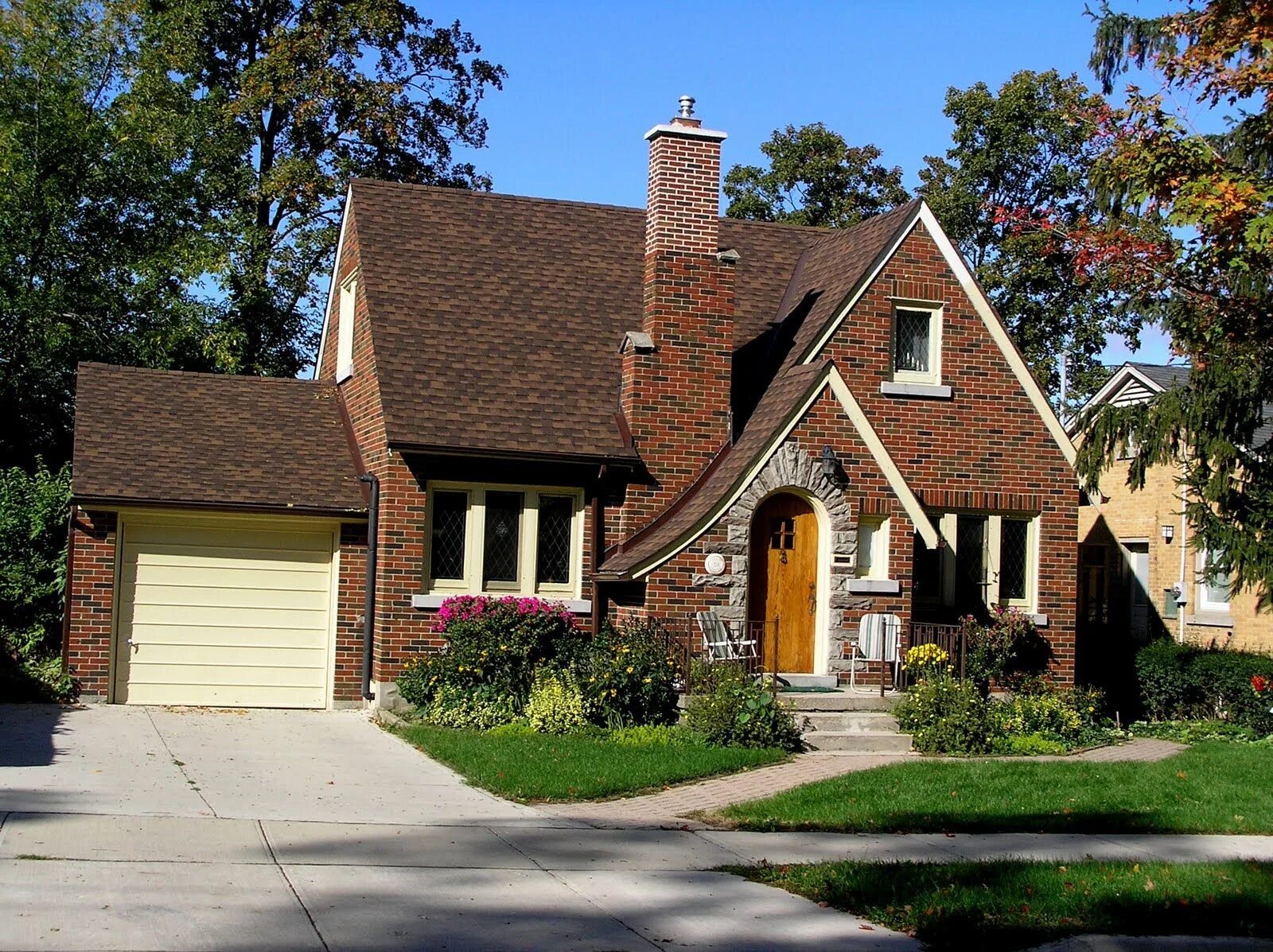 Стиль Тюдор (Tudor Revival Cottage). Крошечный Викторианский коттедж в Нью-Йорке. Стиль Нео Тюдор в архитектуре. Коттедж стиль Тюдор кирпичный.