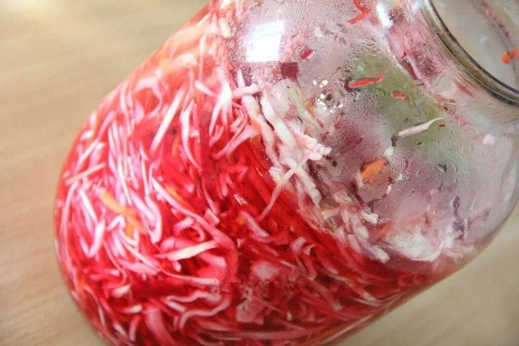 Капуста соленая с уксусом на зиму. Маринованная капуста со свеклой. капуста со свеклой быстрого приготовления. капуста со свёклой на зиму в банках. капуста соленая со свеклой.