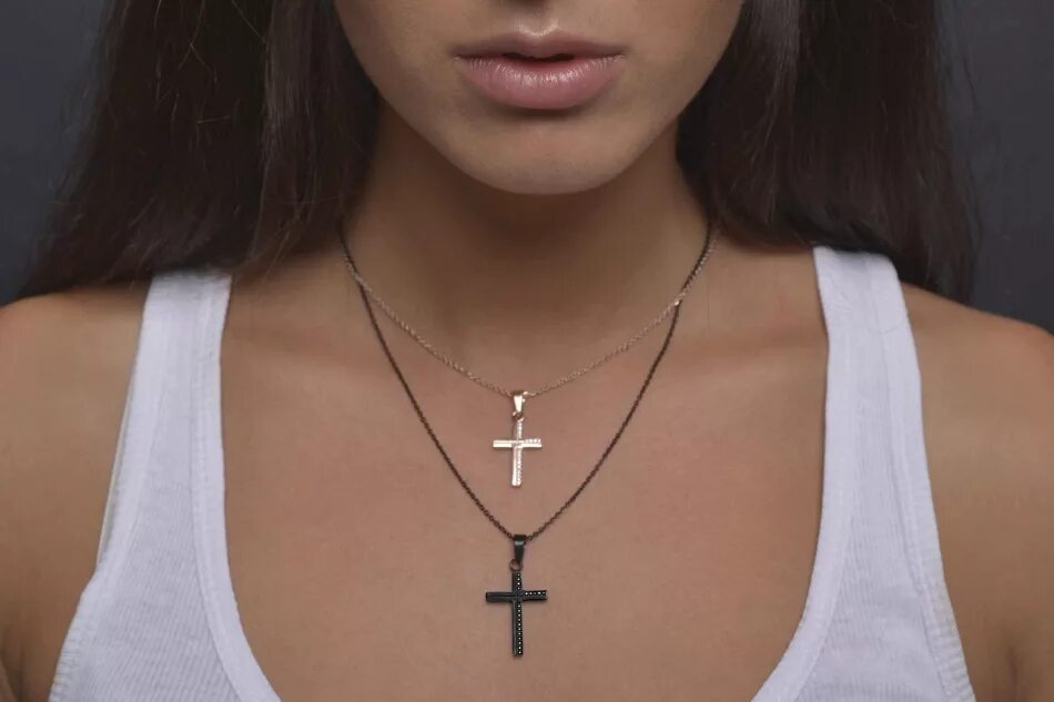 Крестик на шее. Цепочка с крестиком женская. Крест на цепочке. Крестик на шее православный.