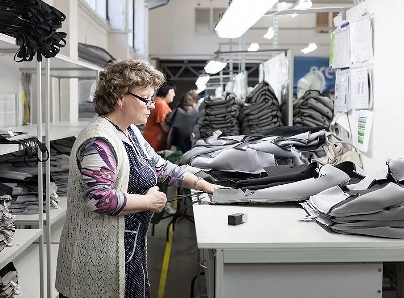 швейный цех по пошиву одежды. массовое производство одежды. швея портной. производство одежды. пошив рабочей одежды.