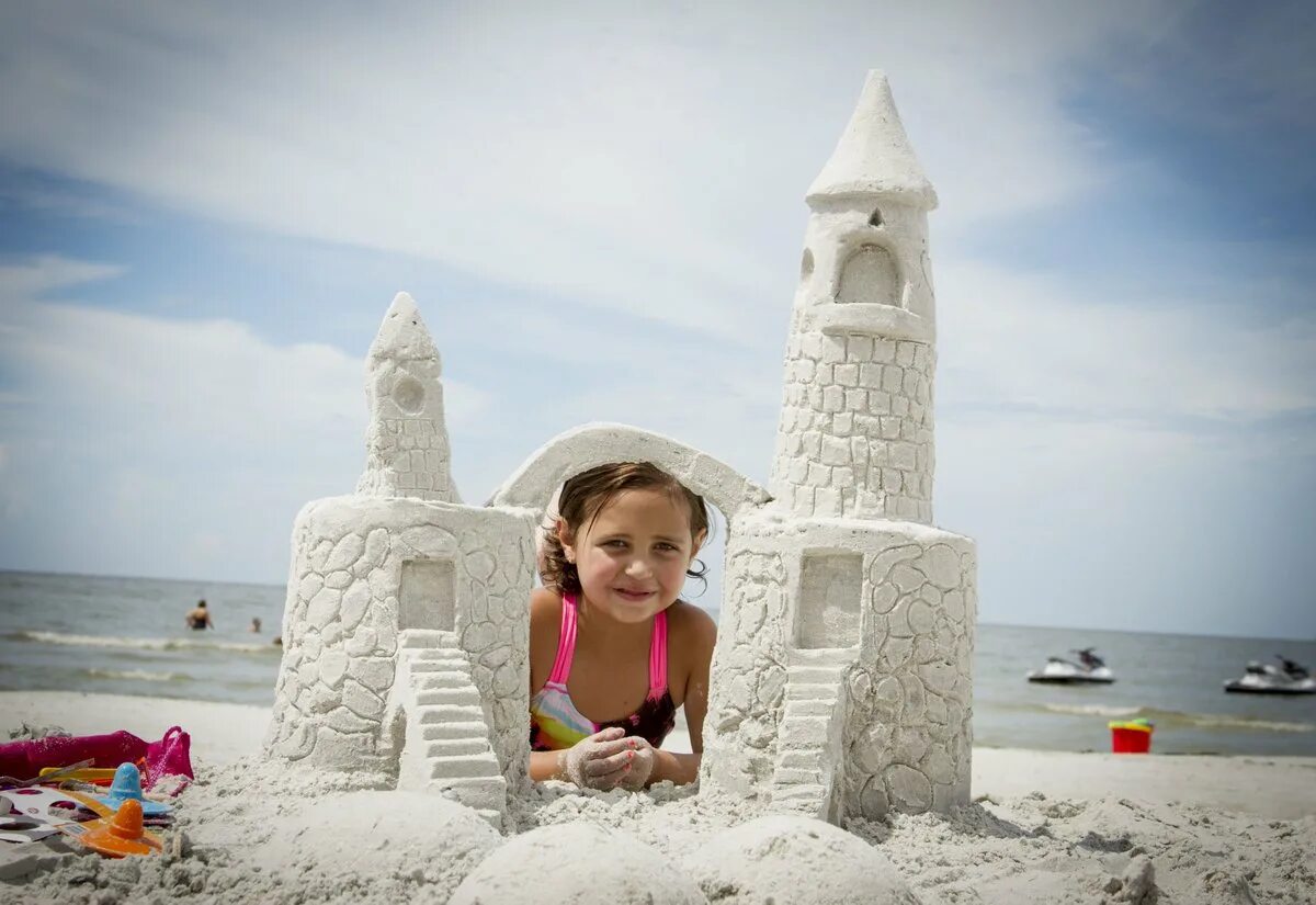 Drive a car make a sandcastle. Песочные замки детские. Замок из песка. Замки из песка для детей. Песочный замок дети.