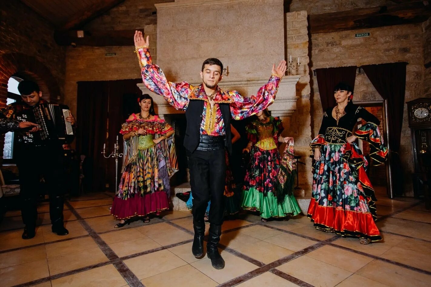 цыганочка на свадьбе. цыганские невесты. цыганочка на свадьбе. черген цыганский ансамбль. 4 свадьбы цыганская свадьба.