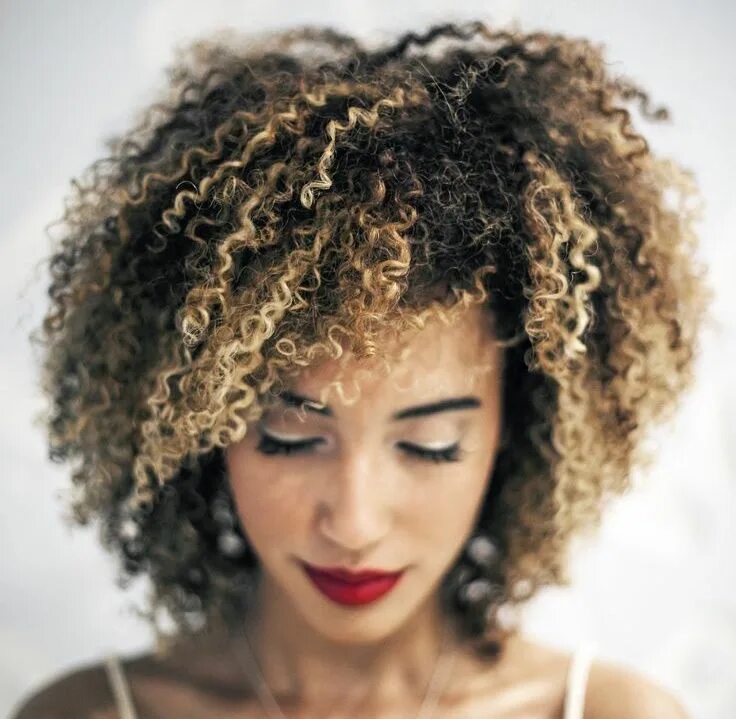 Кудри николь афро. Афро кудри блонд 2022. Афро кудри санкт петербург. Голдвелл химическая завивка. Афро кудри екатеринбург.