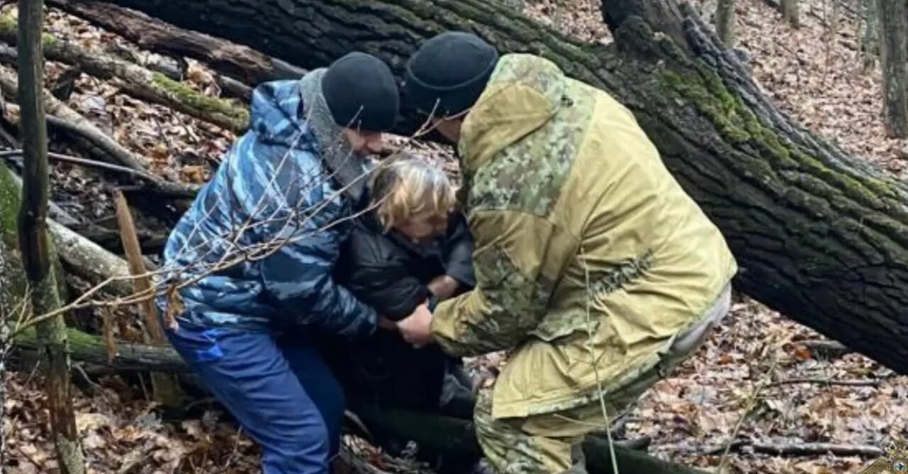 В лесу его спасло. Потерялся в лесу. заблудился в лесу. спасение лесов. привязали к дереву в лесу.