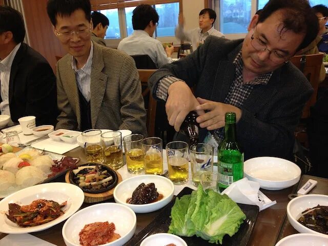 пьющие китайцы. что такое соджу в корее. чонгук из бтс пьёт. соджу в дорамах. Bts чонгук пьет.