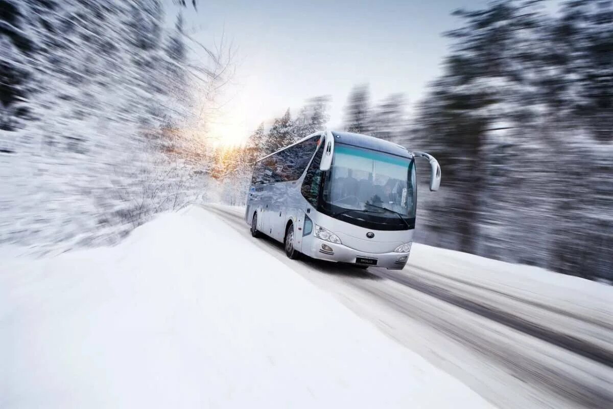 Автобус едет в горы. Автобус зима. Общественный транспорт зимой. Автобус снег. Автобус зимой.