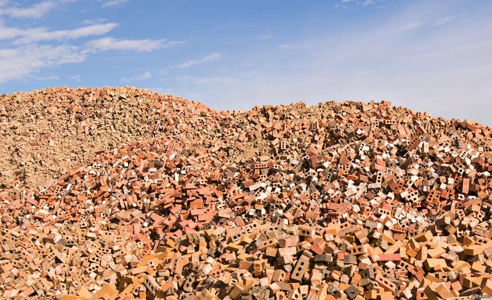 Груда кирпичей. Кучка кирпичей. Куча кирпичей. Груда кирпичей. Склад кирпича.