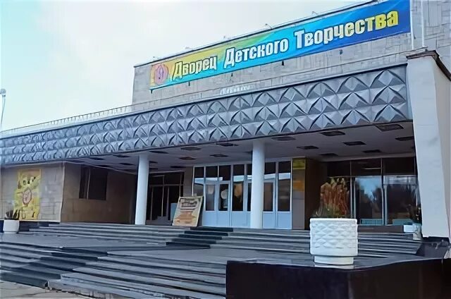 прибойская школа. дворец спорта таганрог. типичное советское здание фабрики. прибой футбол таганрог. завод прибой таганрог.