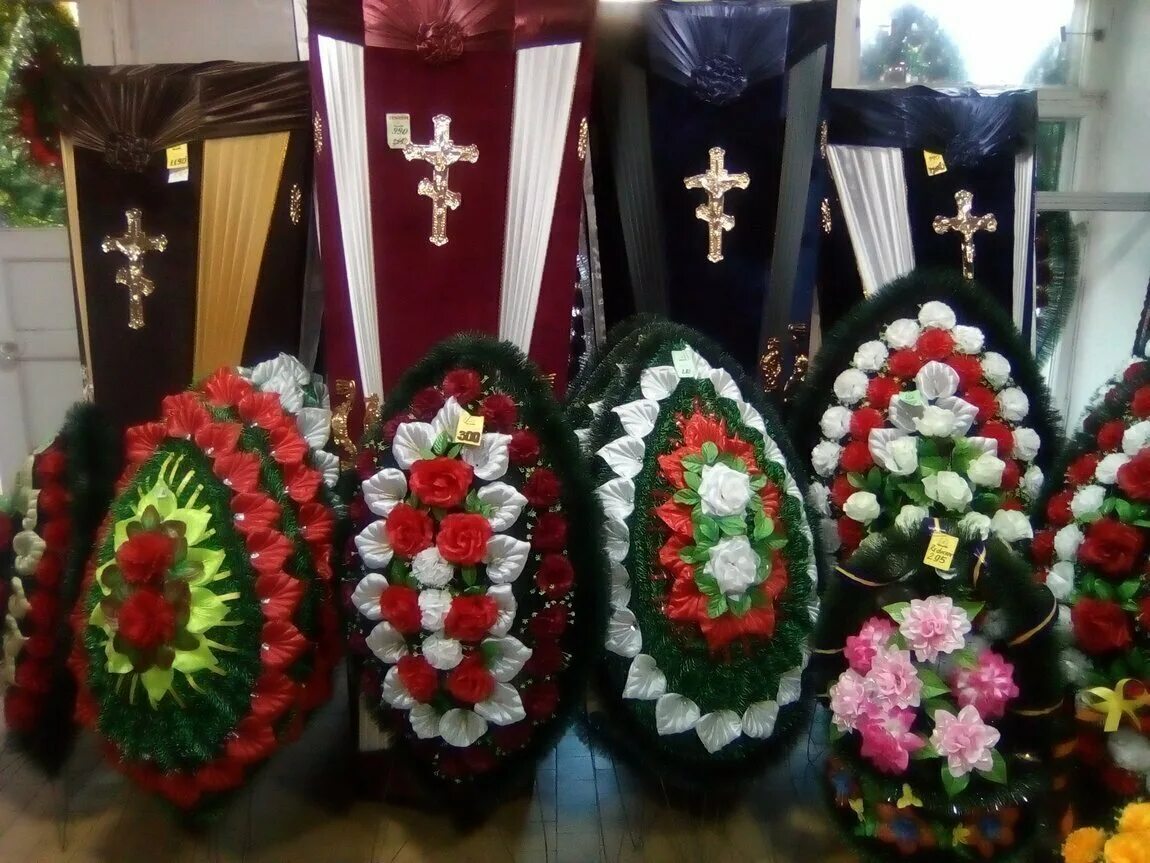 Цветы на кремацию. Оформление похорон. Композиции на похороны живые цветы. Цветы на похороны. Венки на похороны.
