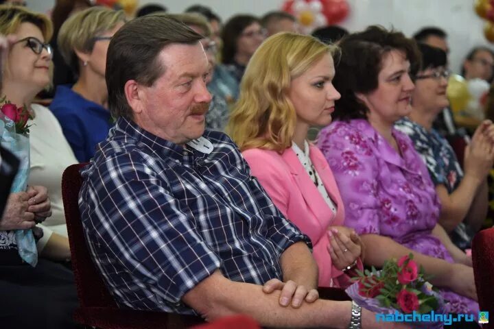 В Н.Челнах мужчина привел ребенка в школу в первый класс к учителю, у которого у