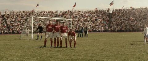 Лев играет в футбол