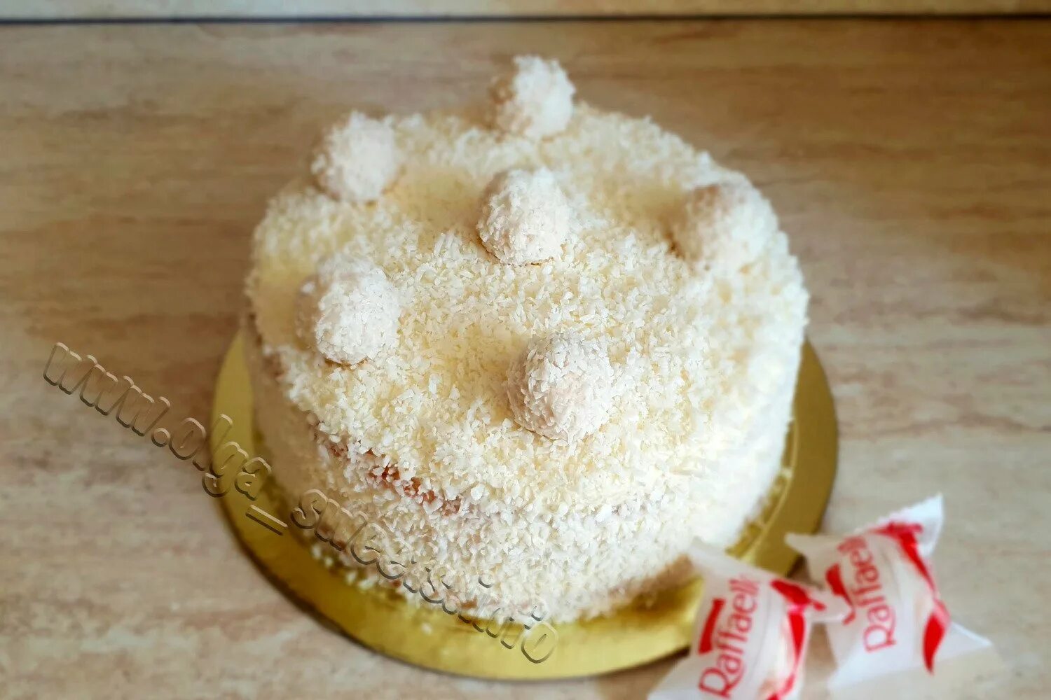 Бенто торт рафаэлло. Выпечка рафаэлло. Рафаэлло торт с клубникой сверху. Кокосовый дакуаз. Пирожное рафаэлло.