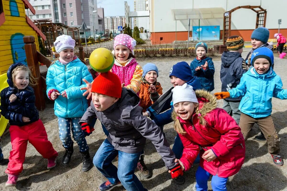 Что проходят в садике. Дети в детском саду. Прогулка в садике. Дети на прогулке в детском саду. Дети улицы.