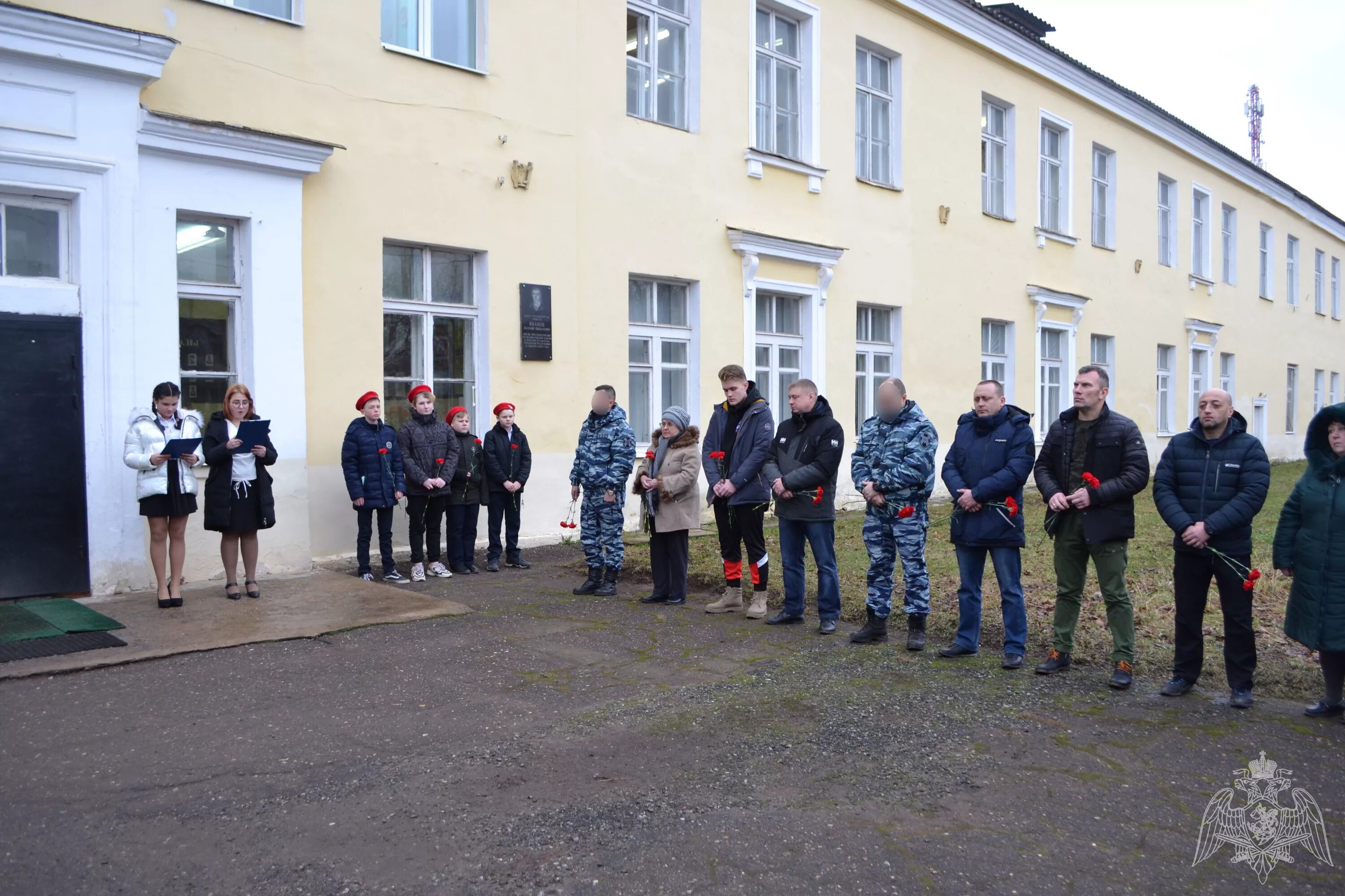 Погода в волоте новгородской области на 10. Пос Волот Новгородской области. Поселок Волот Великий Новгород. ОМОН Варяг Великий Новгород. Станция Волот Новгородская область.