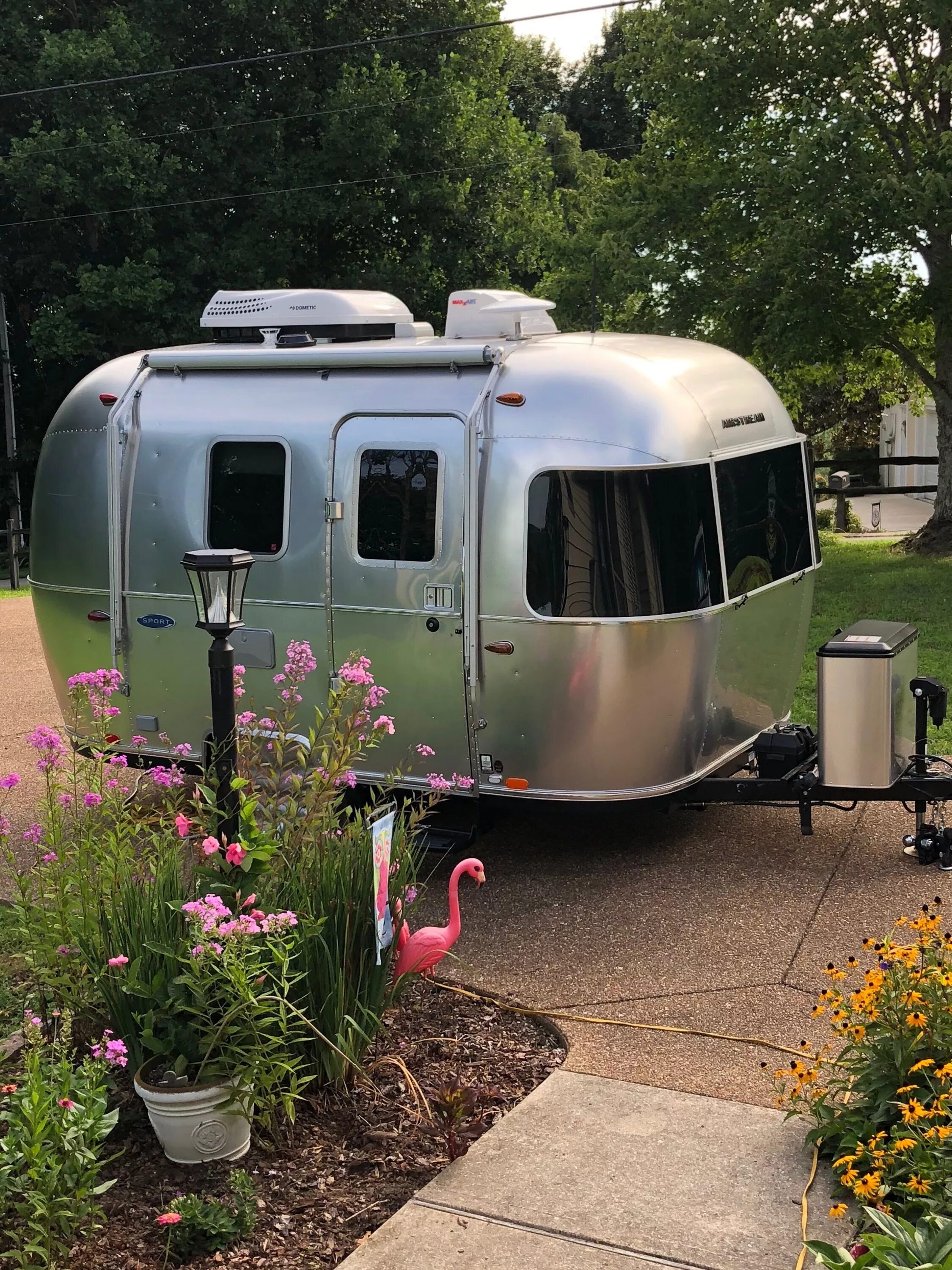Тот дом трейлер. Кемпер airstream. airstream дом на колесах. прицеп airstream. жилой прицеп airstream.