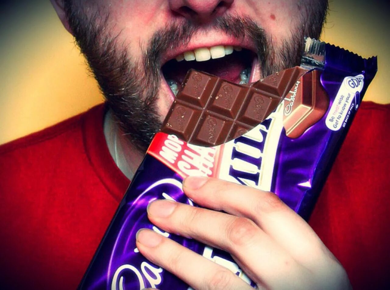 Вкусняшки в руках. Парень дарит шоколадки. Фотосессия с шоколадом. Парень дарит шоколадки. Дарить шоколад.