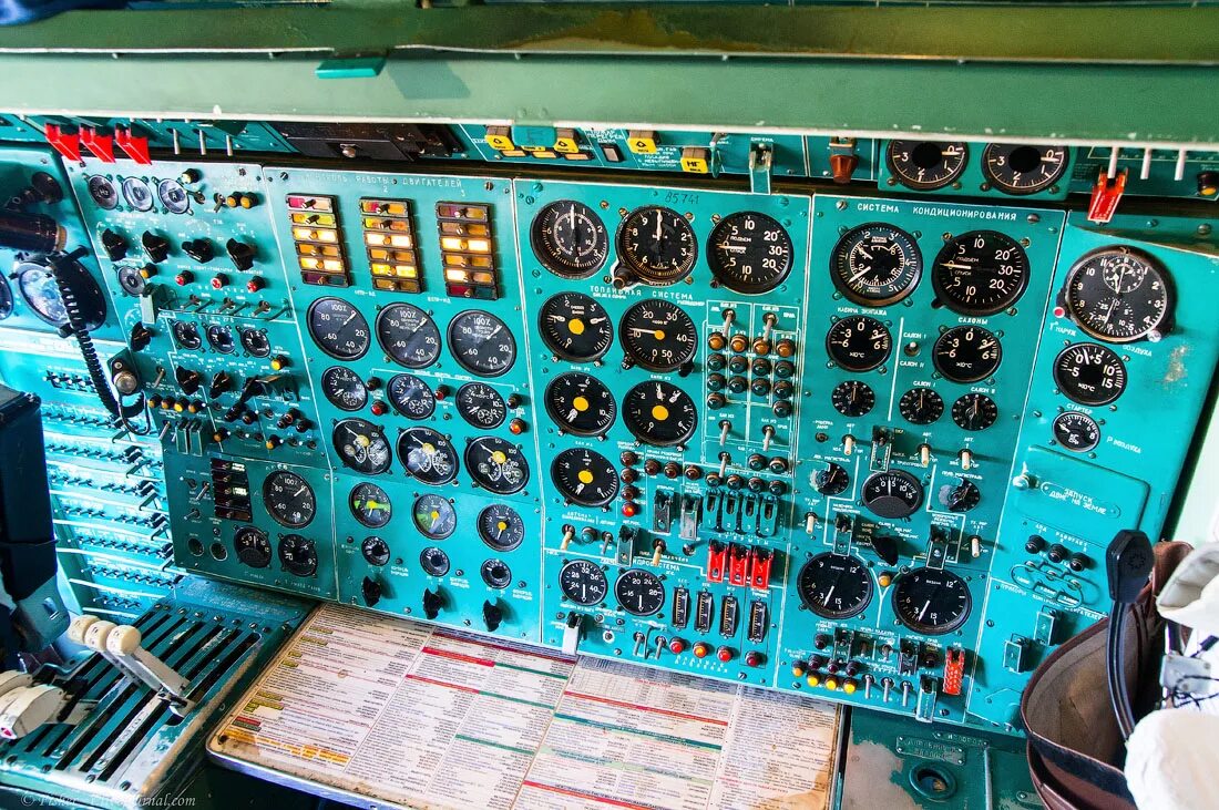 Пилот 154. Ту 154 кабина. ту-154м кабина. ту 154 панель бортинженера. ту-154м, кабина экипажа.