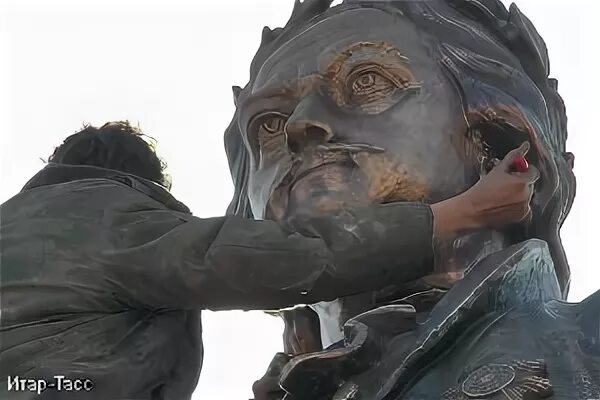 Какую функцию выполняет памятник петру 1. Памятник петру церетели голова петра.