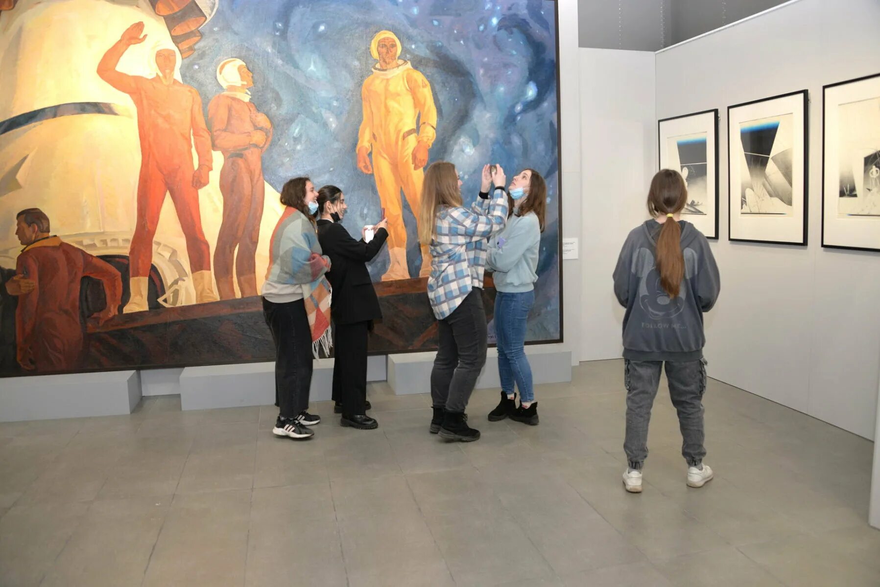 Выставка космоса воронеж. Выставка космоса красноярск. Выставка рисунков. Выставка космоса воронеж. День космонавтики.