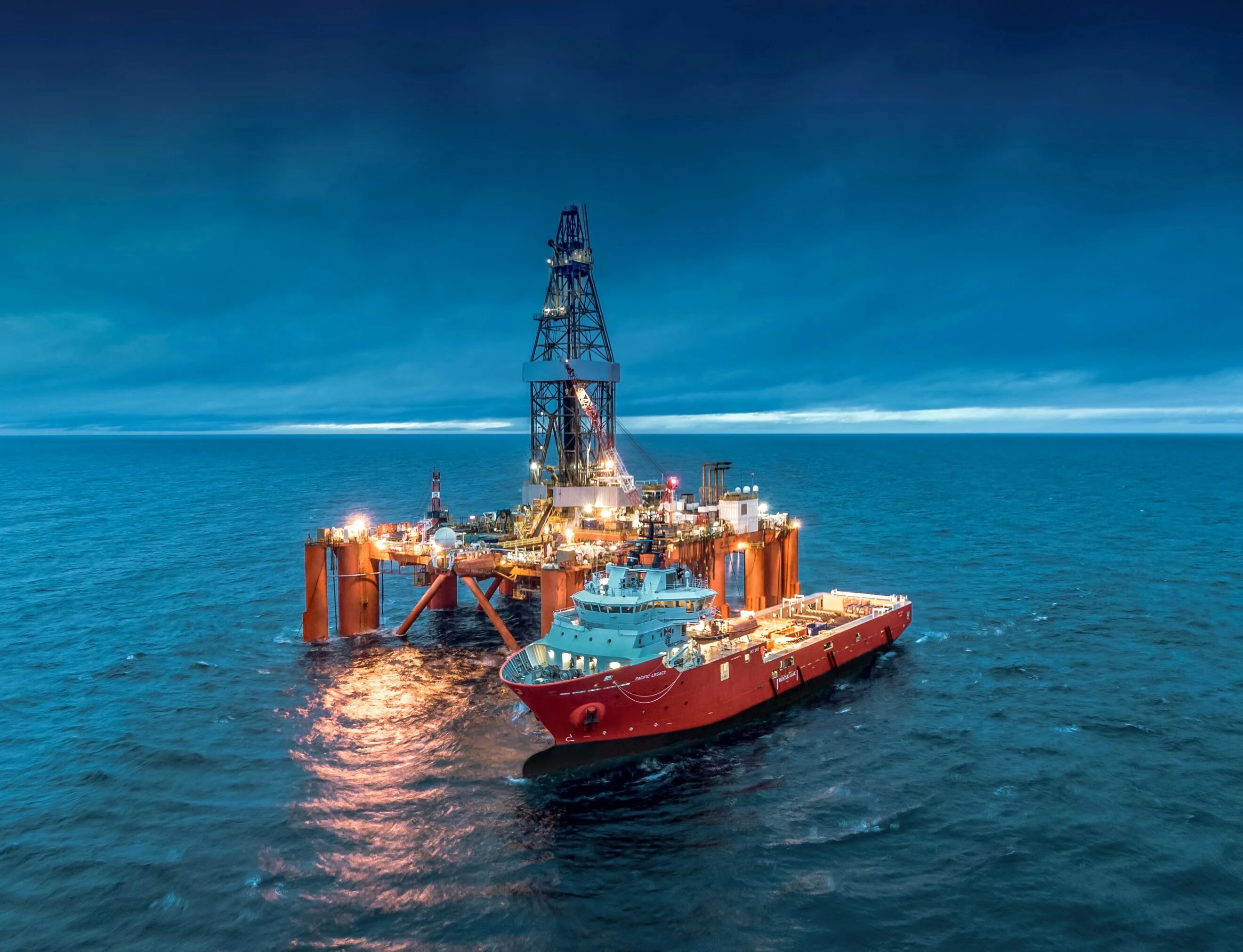 Шельф полезные ископаемые. Шельф охотского моря нефть месторождения. нефть шельф сахалина. газпром шельф буровая. охотское море нефтяные вышки.