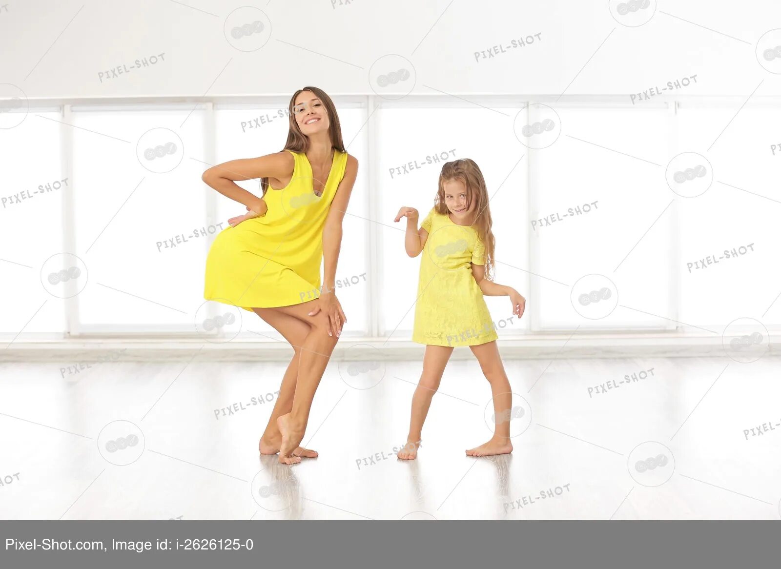 Танец мамы с дочкой. Мама танцует. Мама с дочкой танцуют. Мать дочь танцы. Танец с мамами мамочка красавица рядышком идет