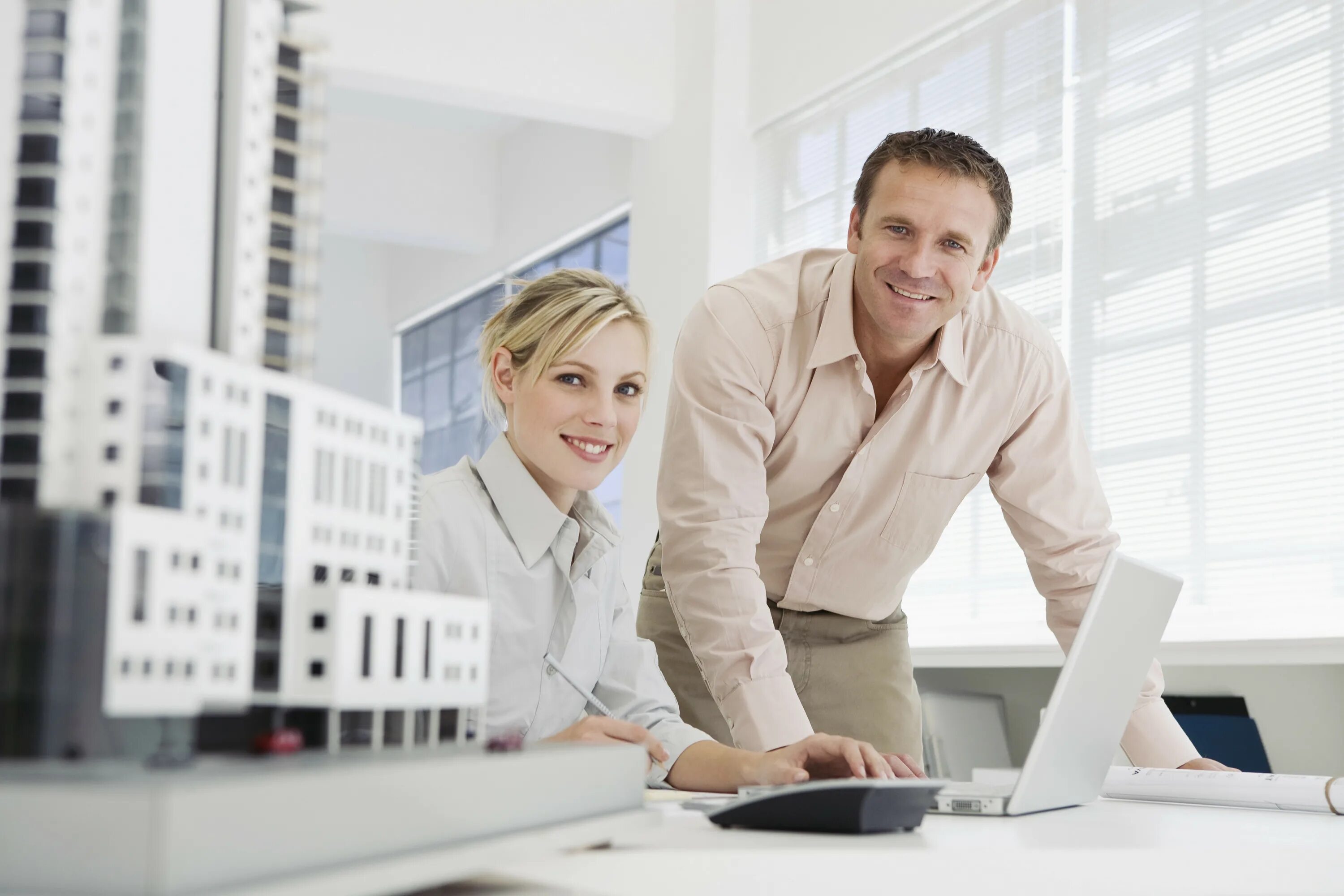 Z client. Работник и работодатель. Интервью в офисе. Переговоры в офисе. Офис программистов.