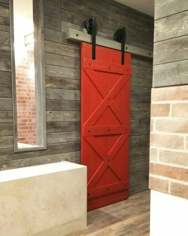 Двери 76. Амбарная дверь лофт красная. Амбарная дверь лофт. Двери в стиле лофт. Раздвижные двери лофт.