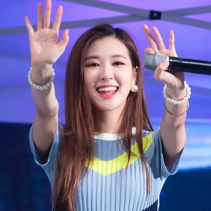 Чеён и черён сестры. Чеен песни. Son chaeyoung. Чеен фромис 9. Твайс чеен 4:3.