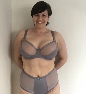 Slideshow mature women in bra and panties.