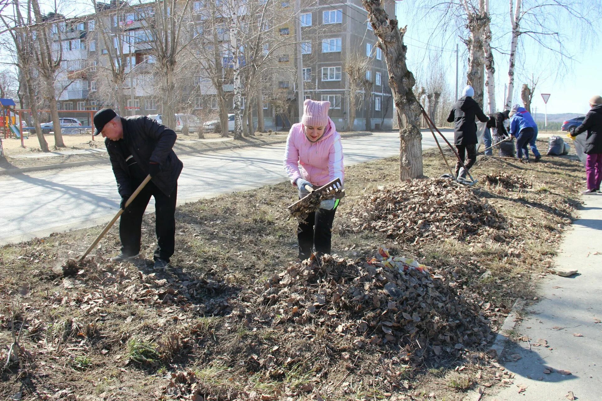 Люди выходят на субботники. На субботник выходи. Субботник фото. Аполоноввцы вышли на субботник. Аполоноввцы вышли на субботник всей школой.