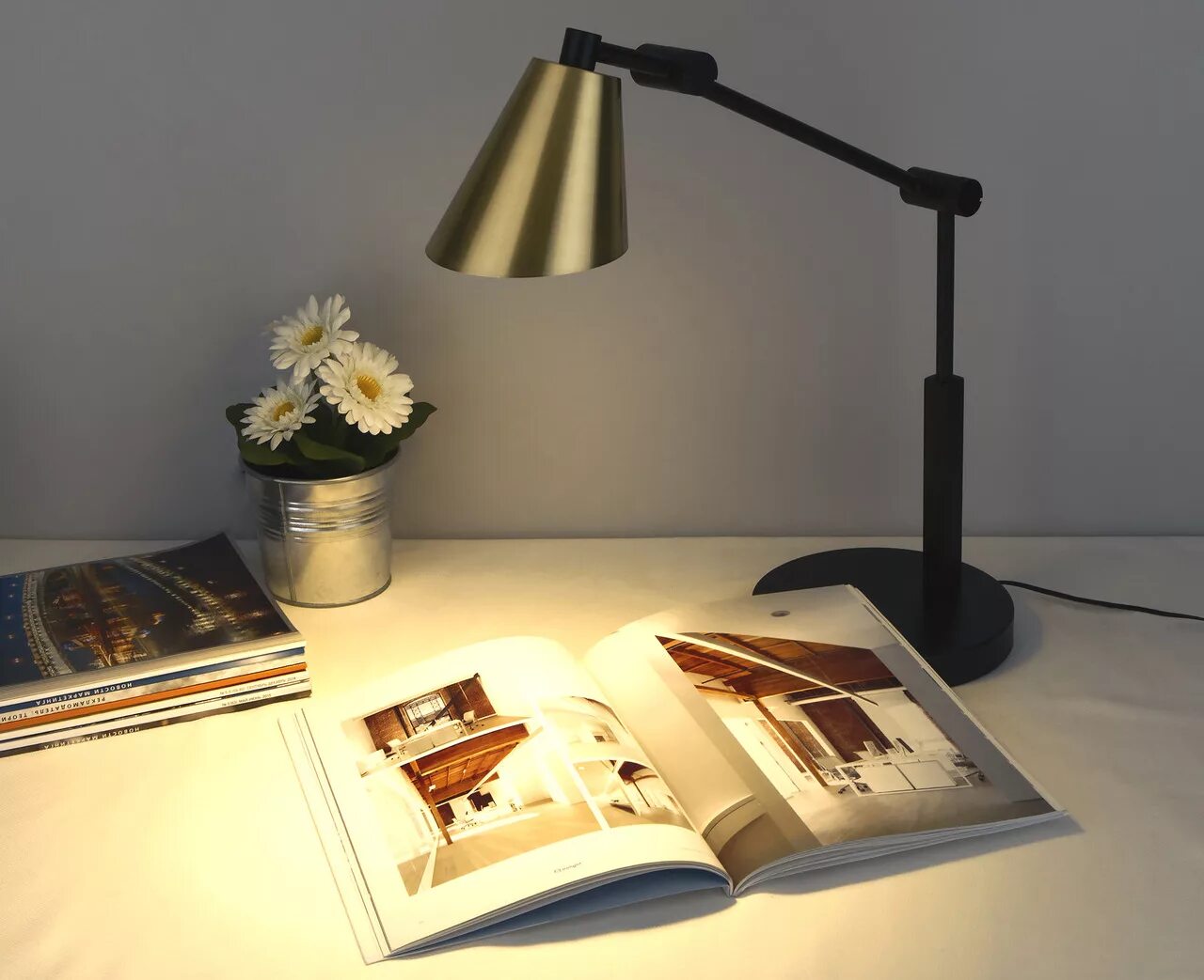 торшер в комнате. Tolomeo micro black. назначение местного освещения. назначение местного освещения. дизайнерский угловой торшер.