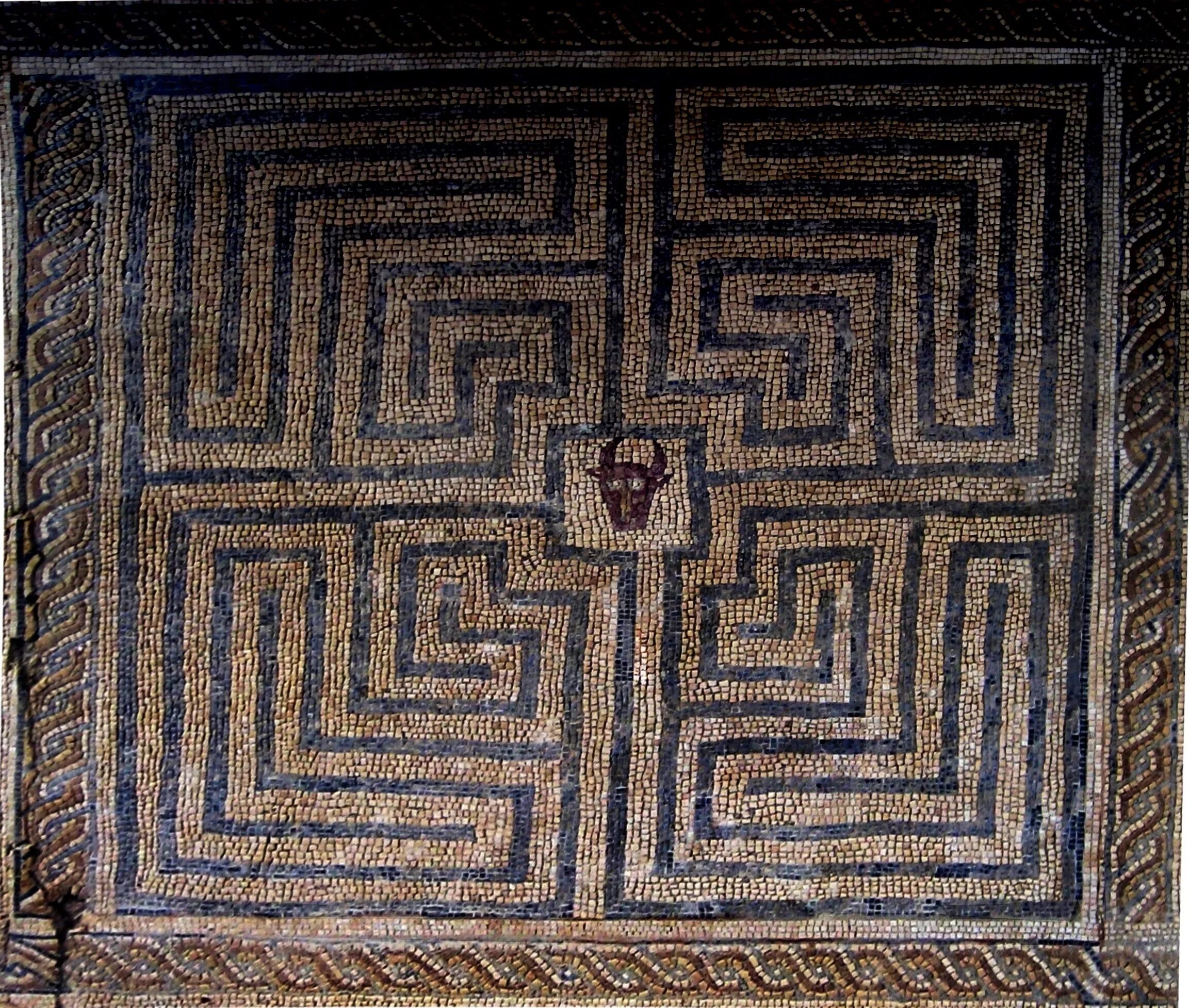 Рисунок истории лабиринт минотавра. Лабиринт на острове крит. Лабиринт минотавра крит на карте. Кносский дворец и лабиринт находятся на острове. Критский лабиринт.