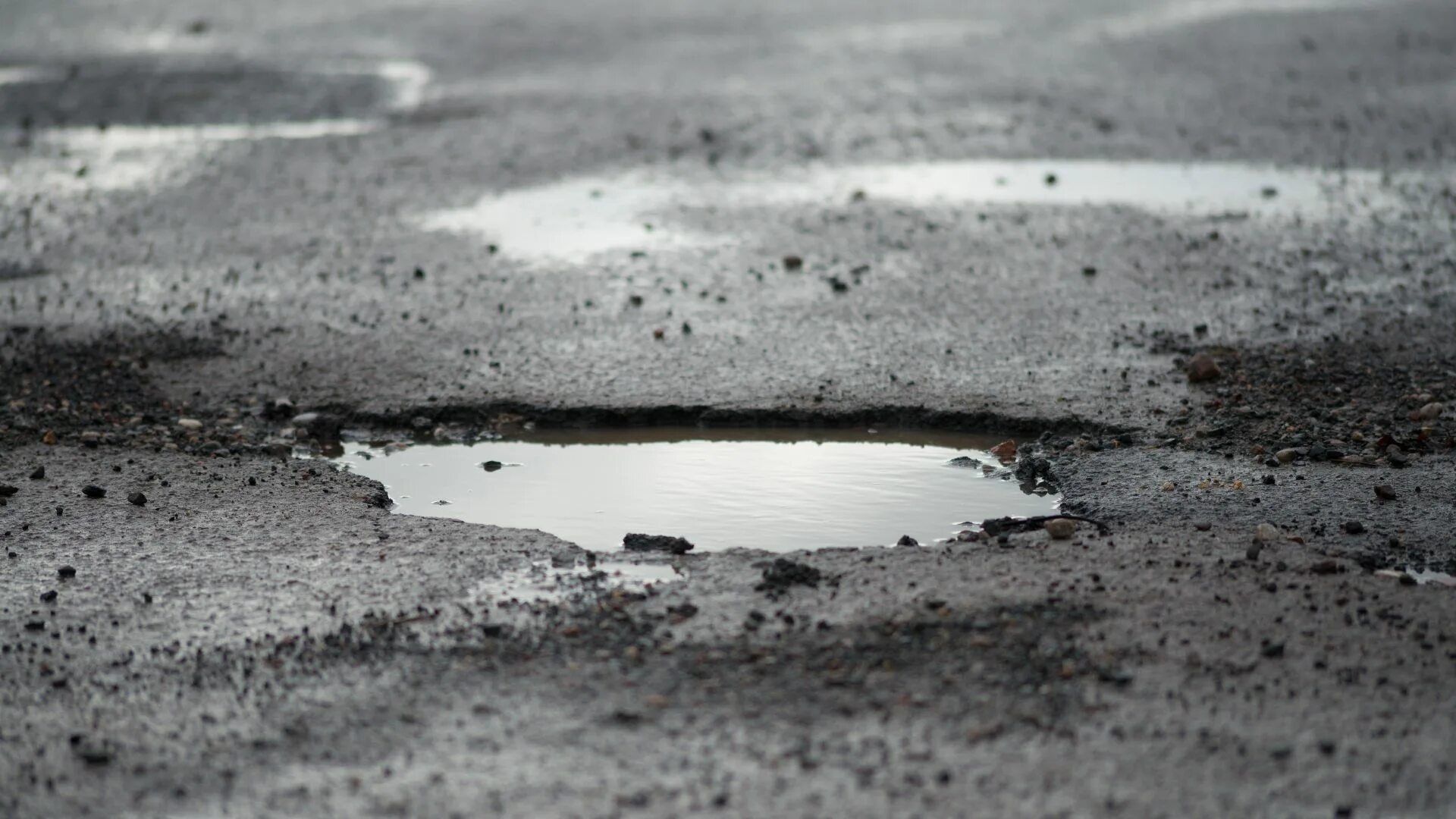 Выбоина. Сток в асфальте. Pothole Road. Прорастание через асфальт.