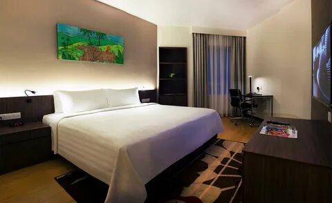 Bedroom deluxe apartment king bed перевод