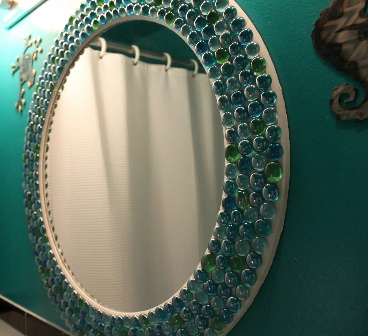Декор зеркала. Декорирование круглого зеркала. Круглые зеркала в декорации. Декоративная рамка для зеркала. Идеи с зеркалом