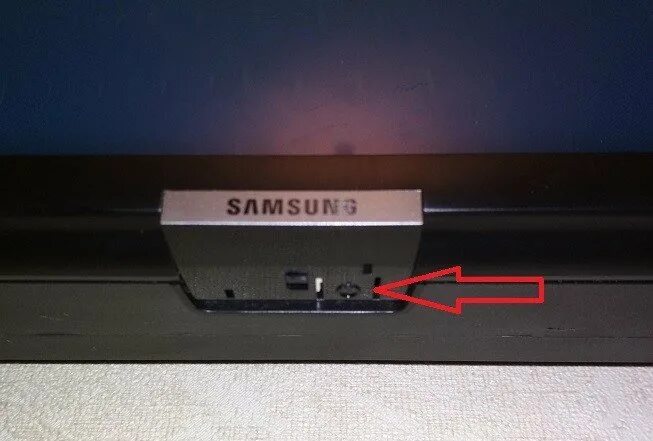 Код ошибки 202 на телевизоре самсунг. Samsung Soundbar снизу телевизора. Кнопки телевизора LG снизу. Кнопка питания телевизор самсунг. Крышка снизу на телевизоре Sony.