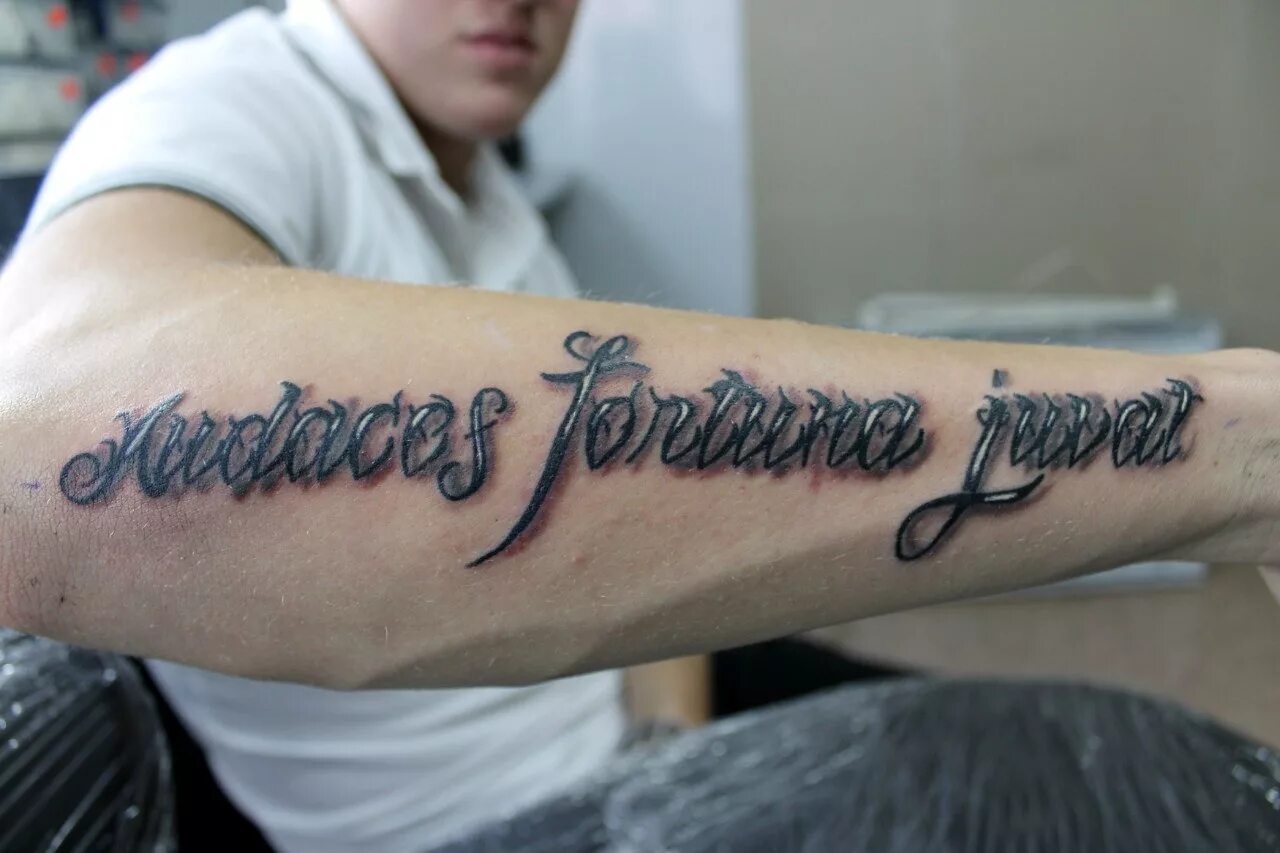 Прекрасный на латыни. Татуировки надписи. Тату надписи для мужчин. Тату надпись на руке. Татуировки надписи на латыни.