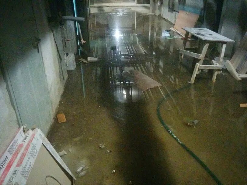 Акт о затоплении квартиры управляющей компанией. Порядок действий при заливе квартиры. Залитие квартиры по вине управляющей компании действия. Вода в подвале многоквартирного дома. Залитие квартиры.