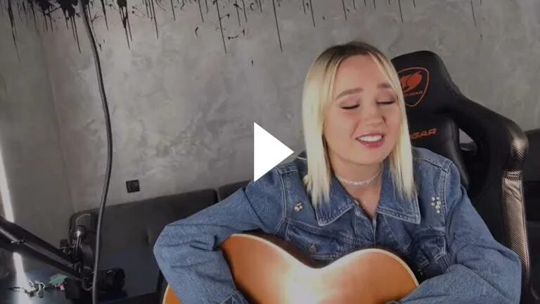 Шакира 1997. Клава кока 2022. В клипе поют две девушки и танцуют. Песня девушка поет ууу. Песня девушка поет ууу.