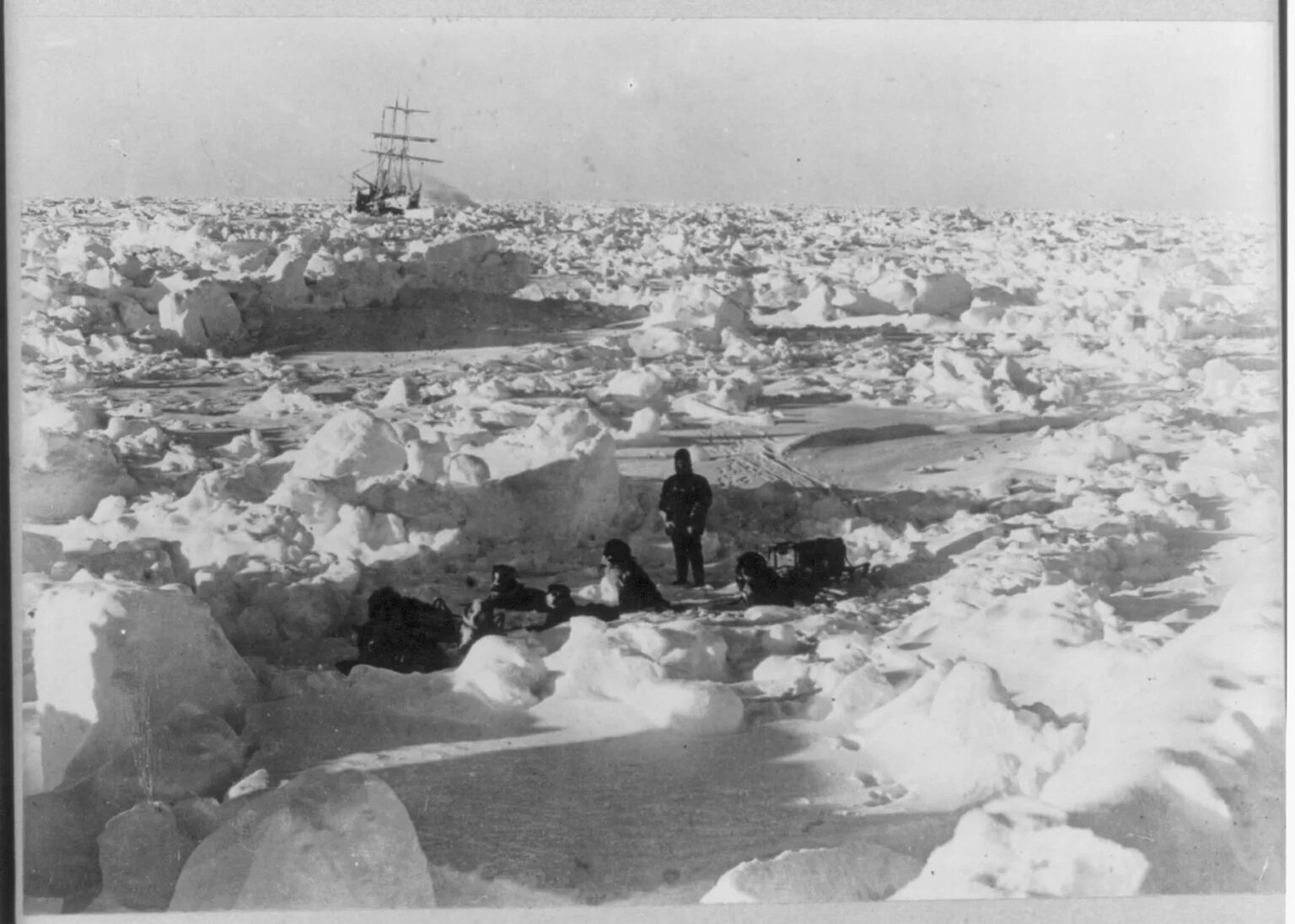 Экспедиция папанина на северный полюс 1937. Первые арктические экспедиции. Первые арктические экспедиции. Экспедиция шеклтона в антарктиду 1914. Фрам корабль нансена.